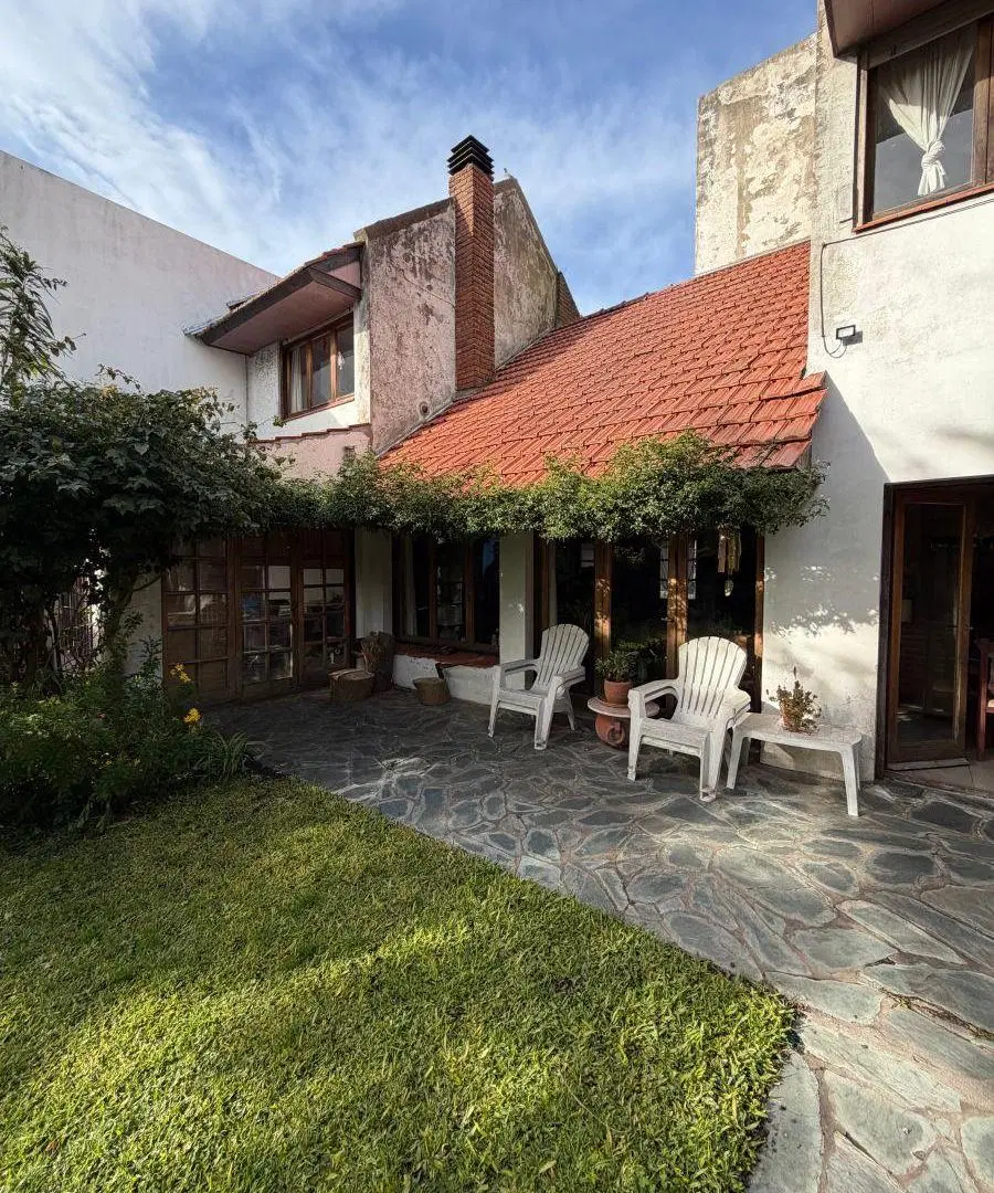 VENTA. CASA 5 AMBIENTES. BARRIO SAN CARLOS 4