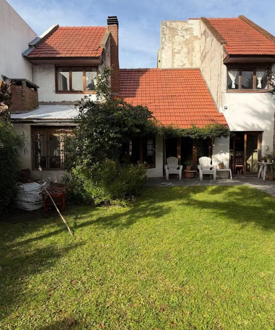 VENTA. CASA 5 AMBIENTES. BARRIO SAN CARLOS 1