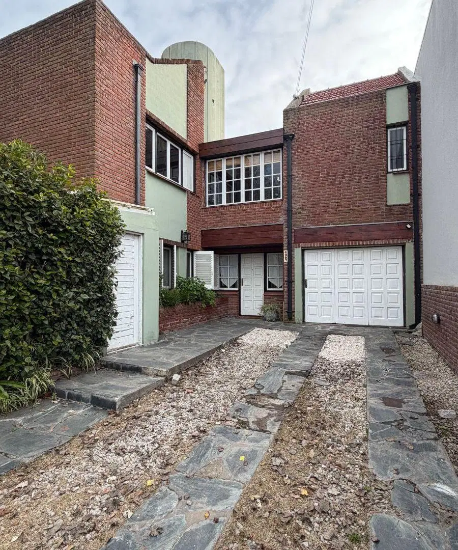 VENTA. CASA 5 AMBIENTES. BARRIO SAN CARLOS 2