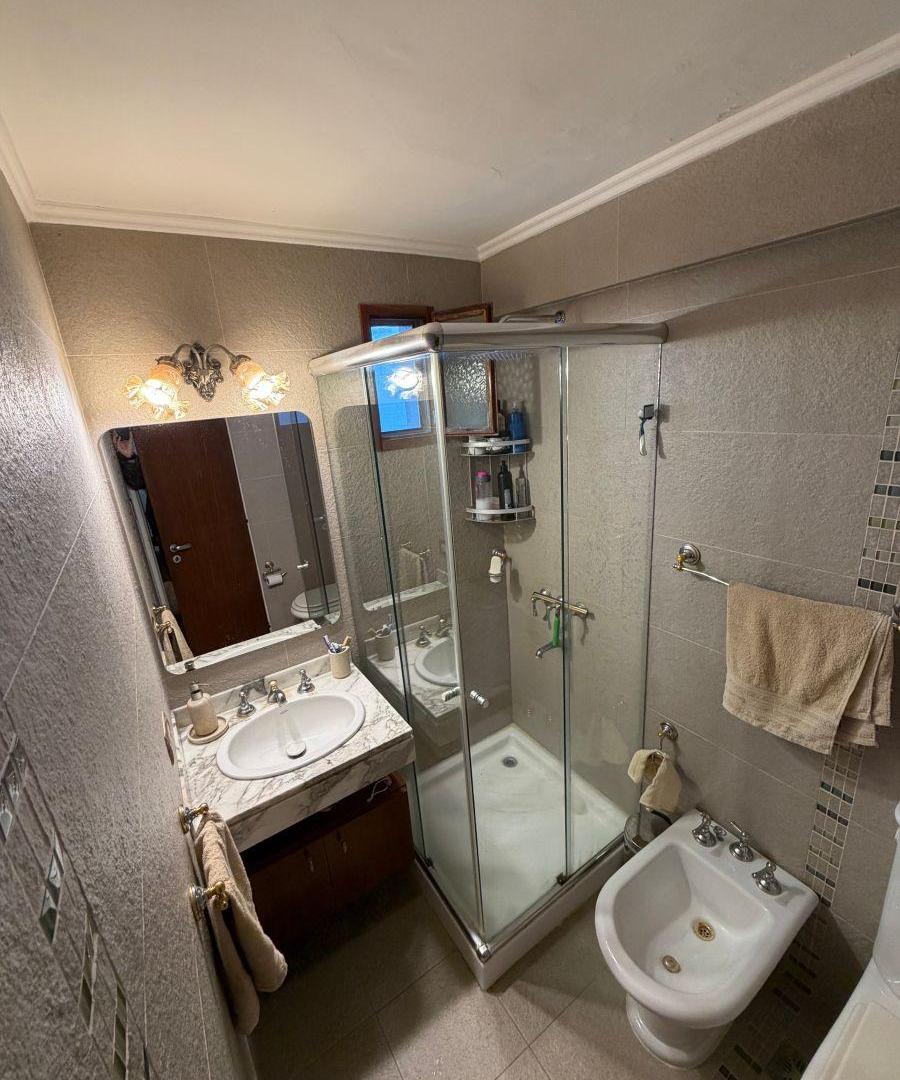 Foto de VENTA. DEPARTAMENTO DE 3 AMB CON COCHERA Y BAULERA. ZONA VARESE, imagen 4