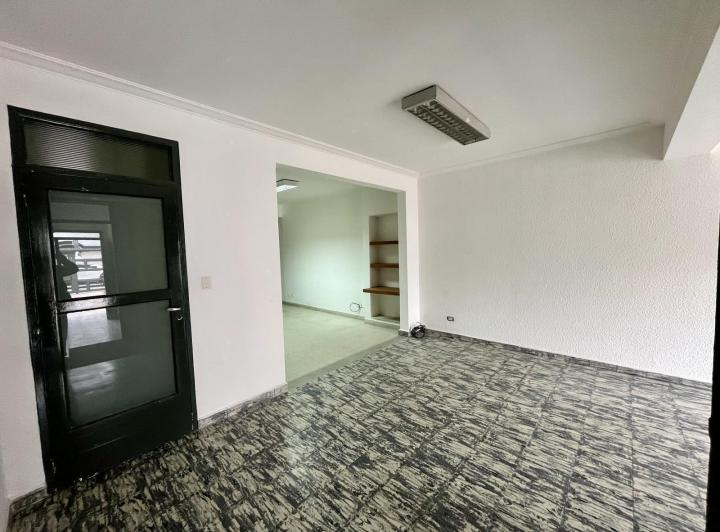 Oficina / Casa en Alquiler en Leguizamo 346, centro de Neuquén Capital 4