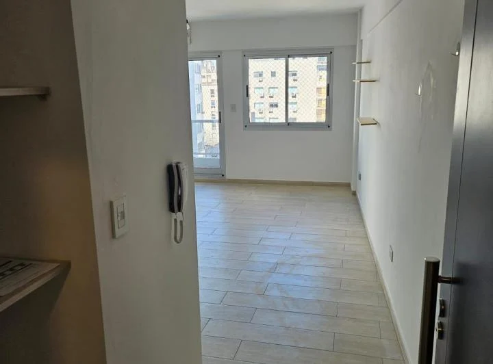 Venta de ambiente con balcon en Caballito 1
