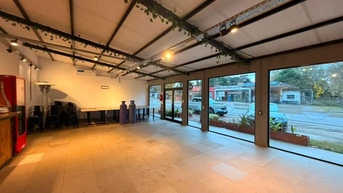 Local comercial en alquiler - Juan maría Gutierrez 2