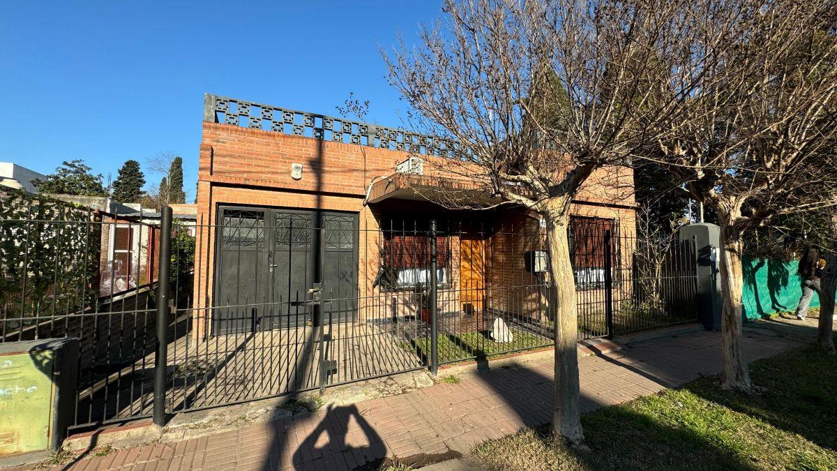 Foto de CASA EN VENTA EN BERAZATEGUI | 3 AMBIENTES | QUINCHO | COCHERA, imagen 1