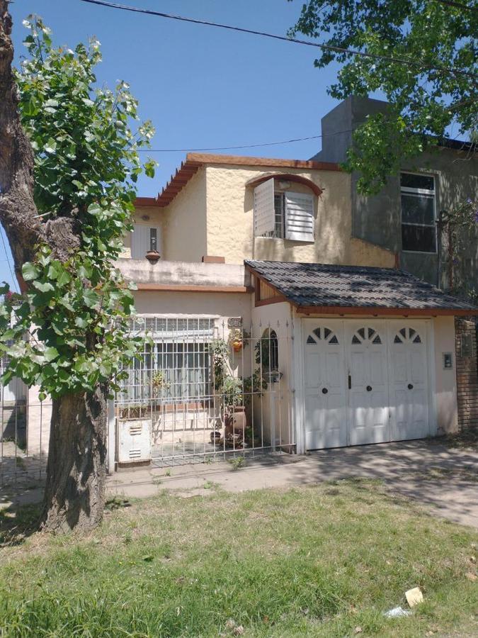 Tres casas sobre lote de 655 m2