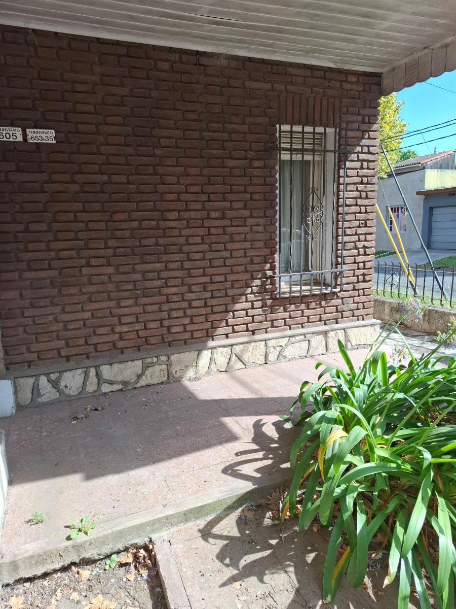 Chalet Sobre Av Triunvirato - Quilmes - Frente Al Parque Cervecero 3