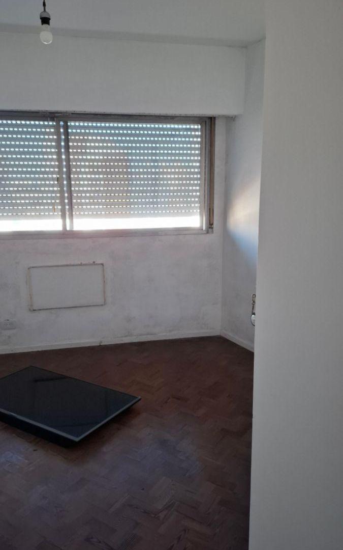 Foto de DEPARTAMENTO DE 2 DORMITORIOS-LIVING COCINA Y BAÑO-2 BALCONES QUILMES, imagen 4