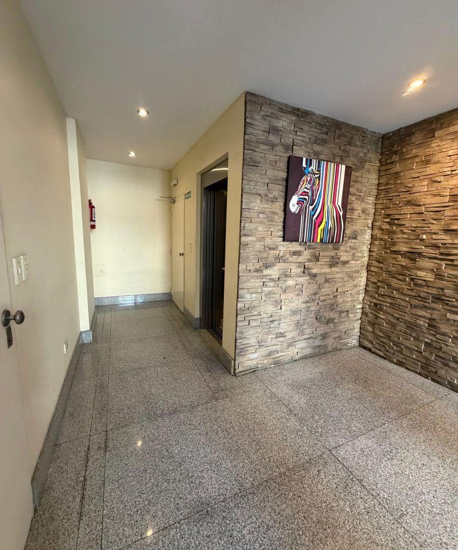 Foto de Piso en Parque Chacabuco PERON al 1000 muy luminoso con balcón al, imagen 1