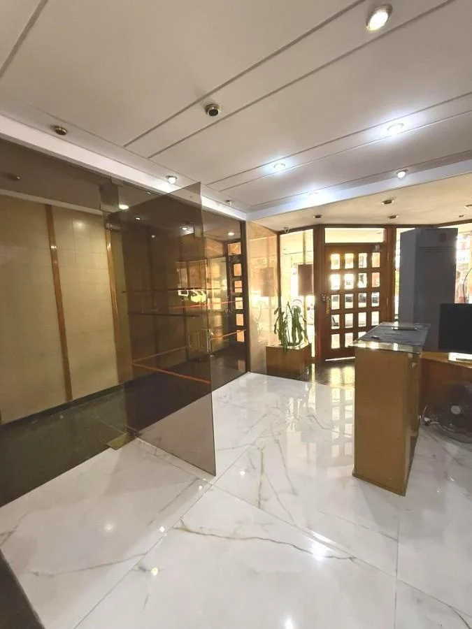 Venta Departamento de 5 ambientes con dependencia y cochera en Flores