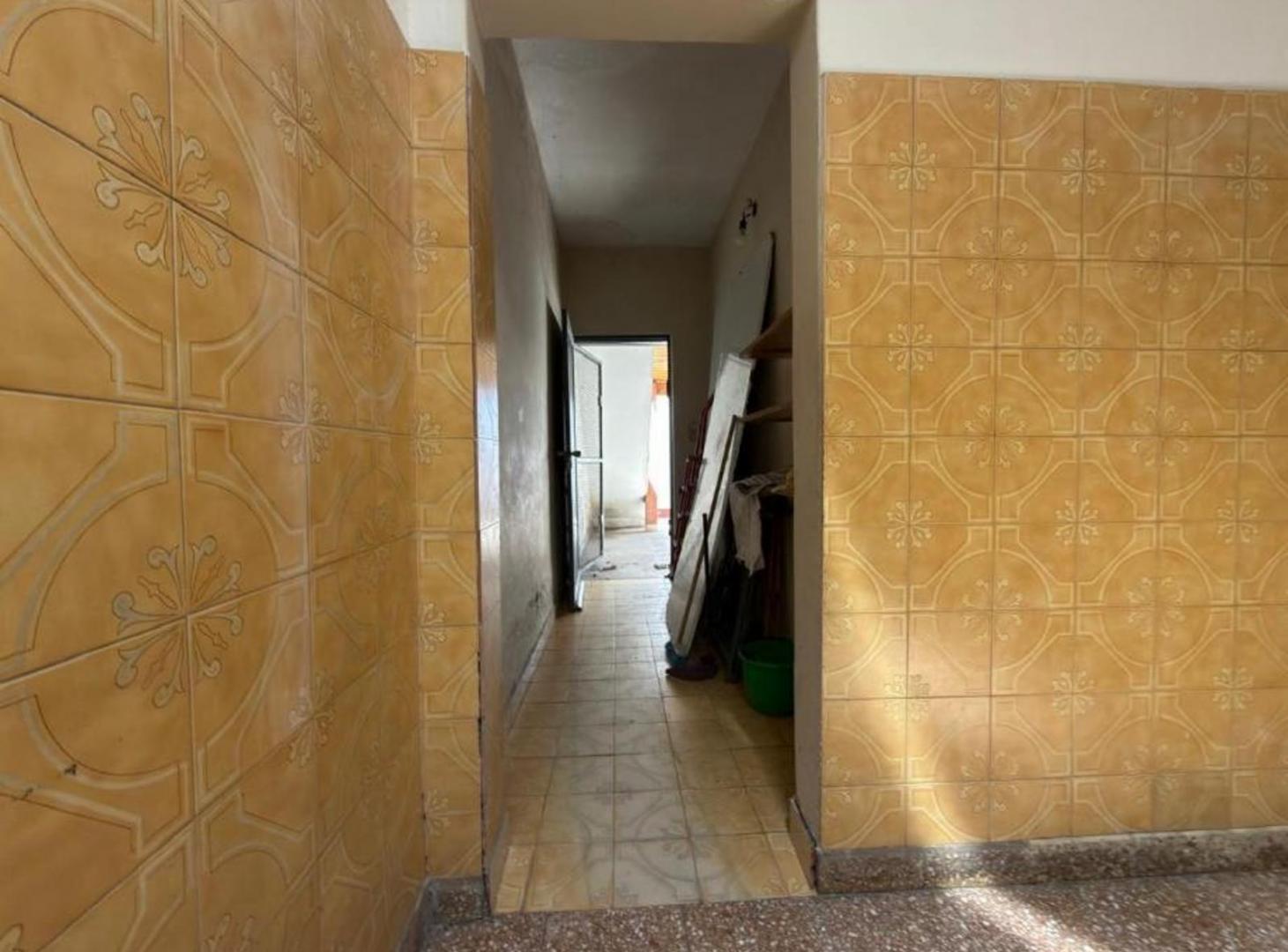 CASA CON 3 LOCALES COMERCIALES EN VENTA EN MORON SUR