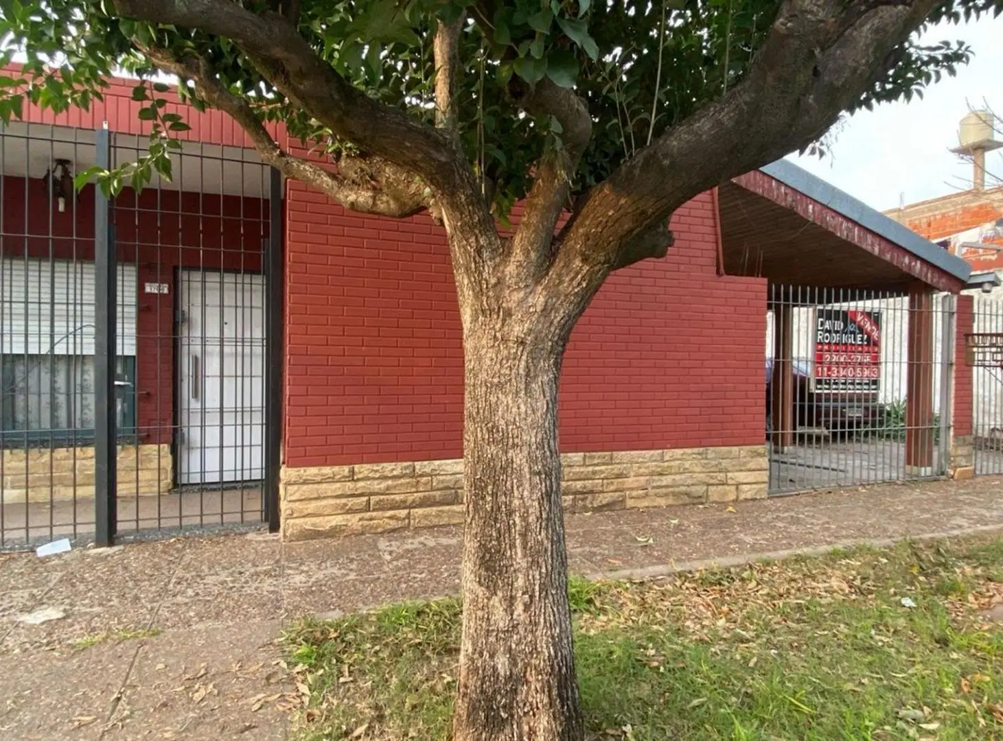 CASA CON 3 LOCALES COMERCIALES EN VENTA EN MORON SUR 1