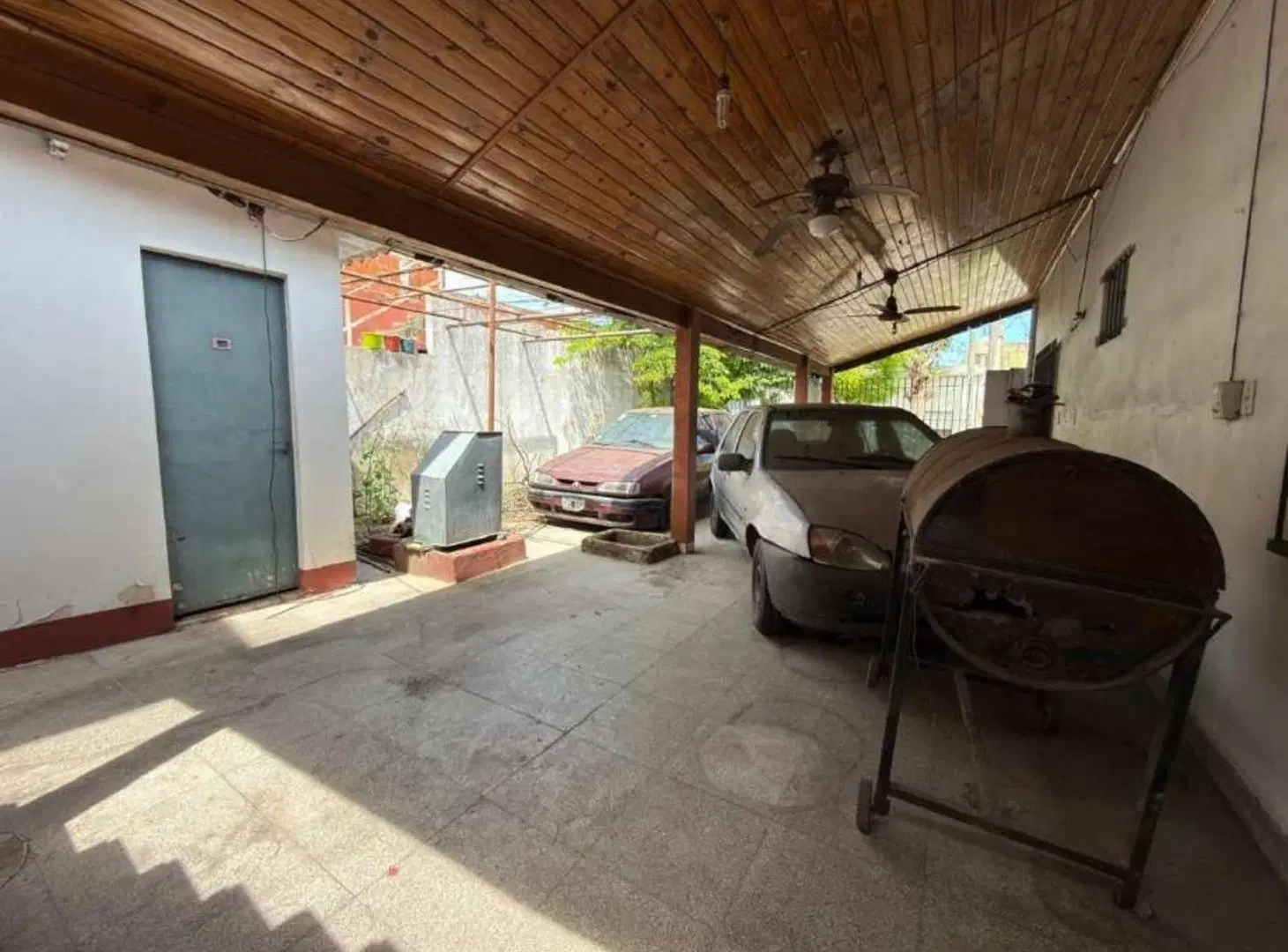CASA CON 3 LOCALES COMERCIALES EN VENTA EN MORON SUR 2