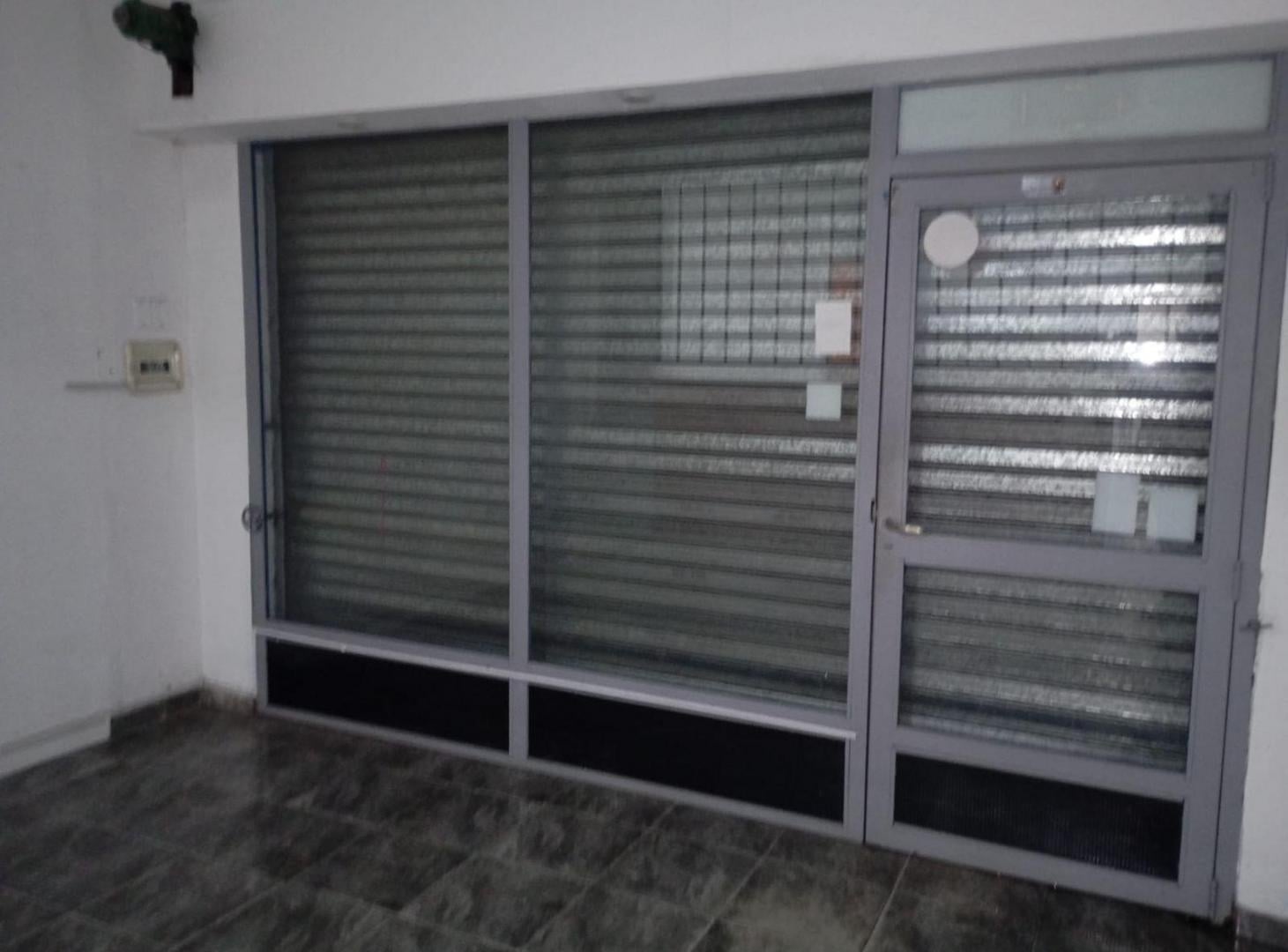 LOCAL COMERCIAL O PARA USO DE DEPOSITO - HAEDO SUR