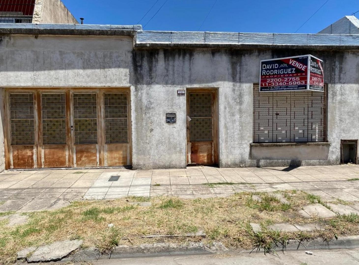 VENTA - CASA AMERICANA DE 3 AMBIENTES A RECICLAR - MORON