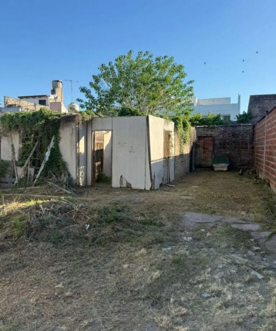 Casa en venta ubicada en Morón, ideal para familias. 4