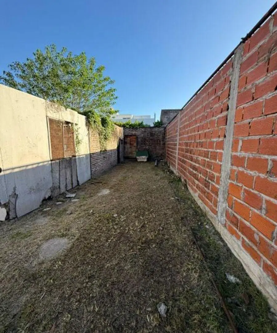 Casa en venta ubicada en Morón, ideal para familias. 8