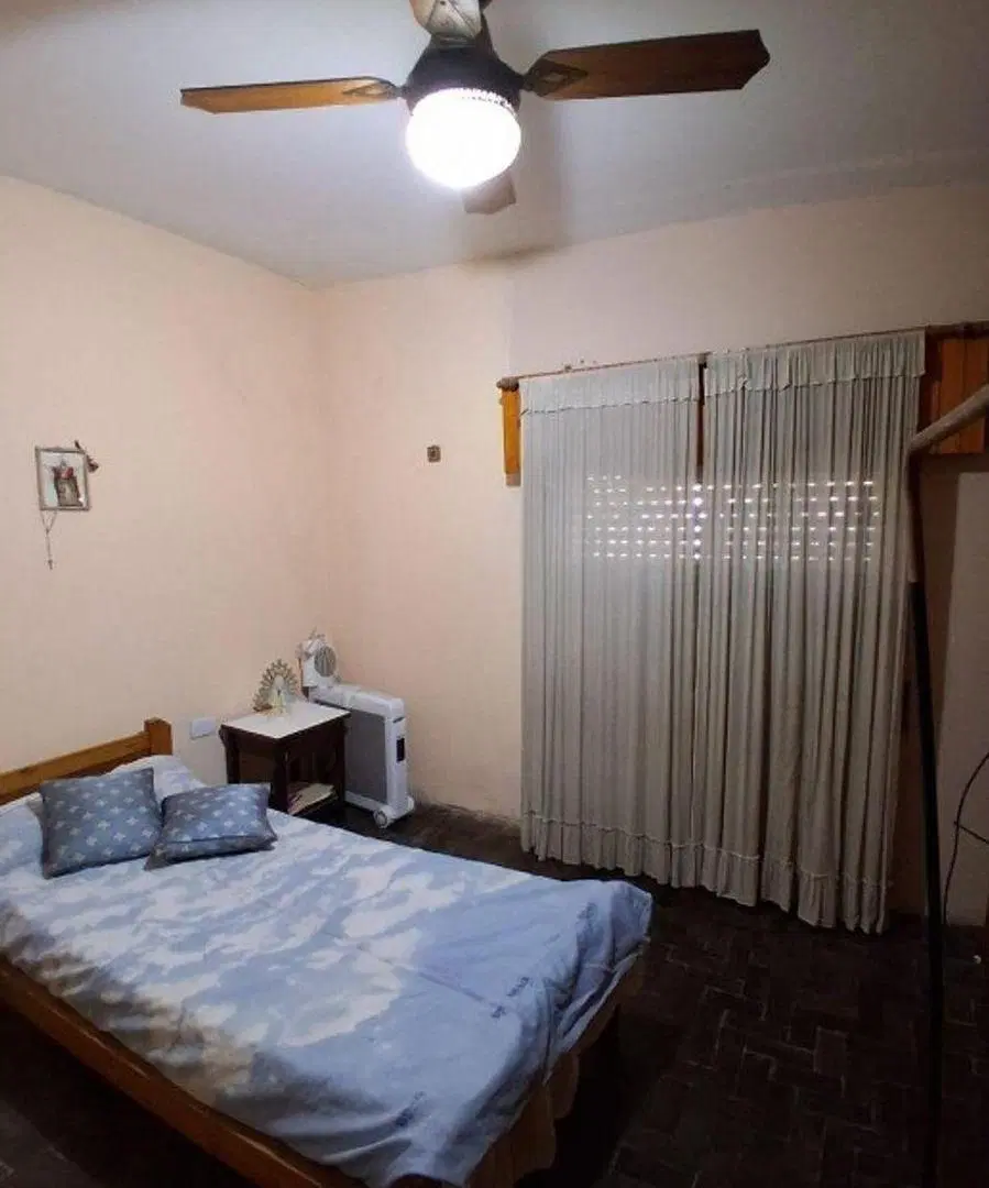 EN VENTA CASA 4 AMBIENTES EN CASTELAR SUR 5