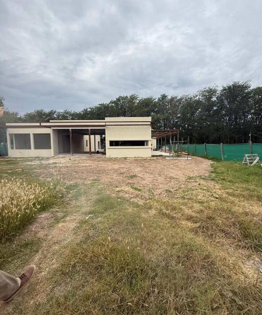 CASA DE CATEGORIA DE 5 AMBIENTES A ESTRENAR