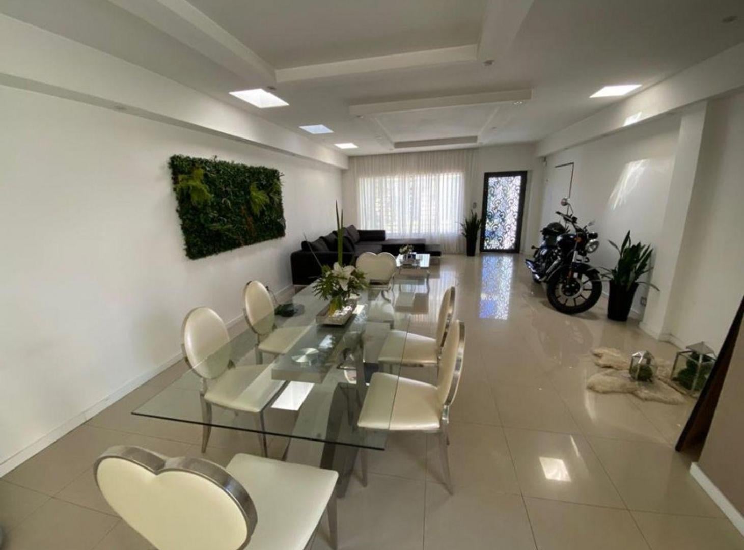CASA DE 4 AMBIENTES EN VENTA - CASTELAR NORTE