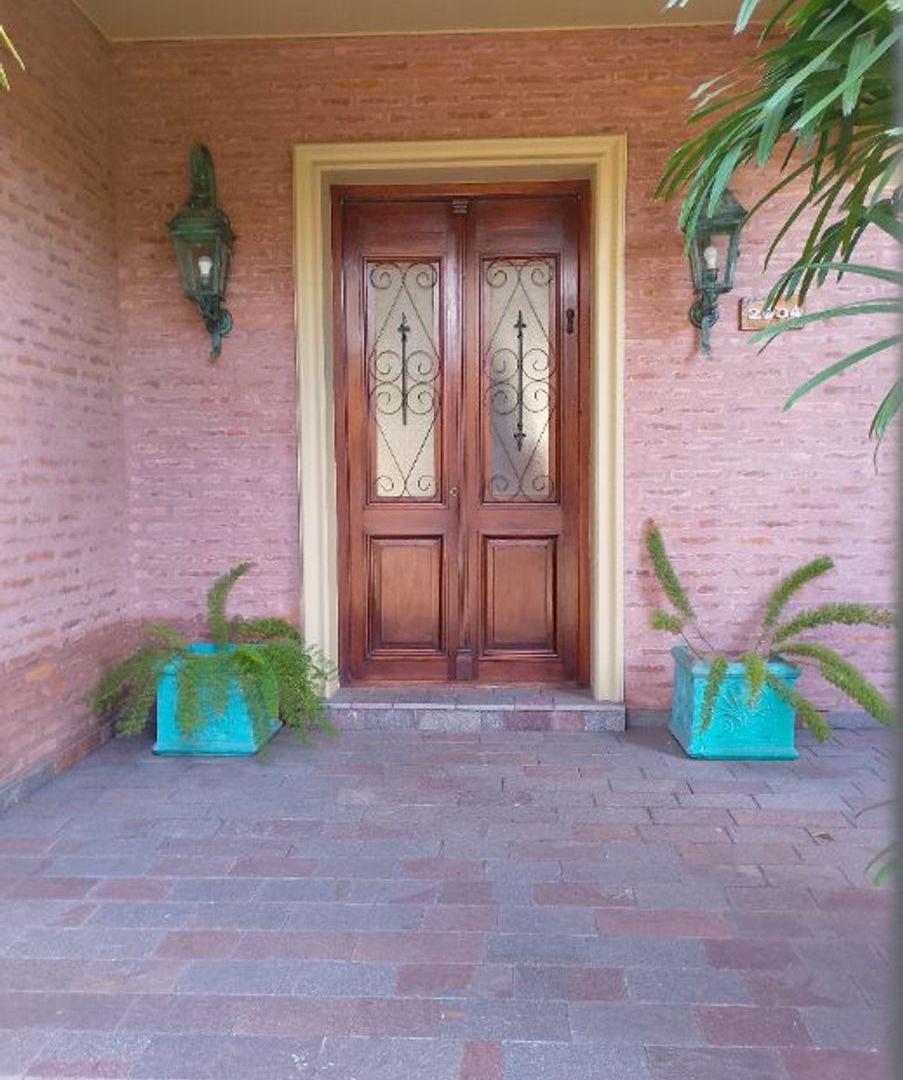 IMPONENTE CHALET EN DOS PLANTAS DE 6 AMBIENTES - CASTELAR NORTE