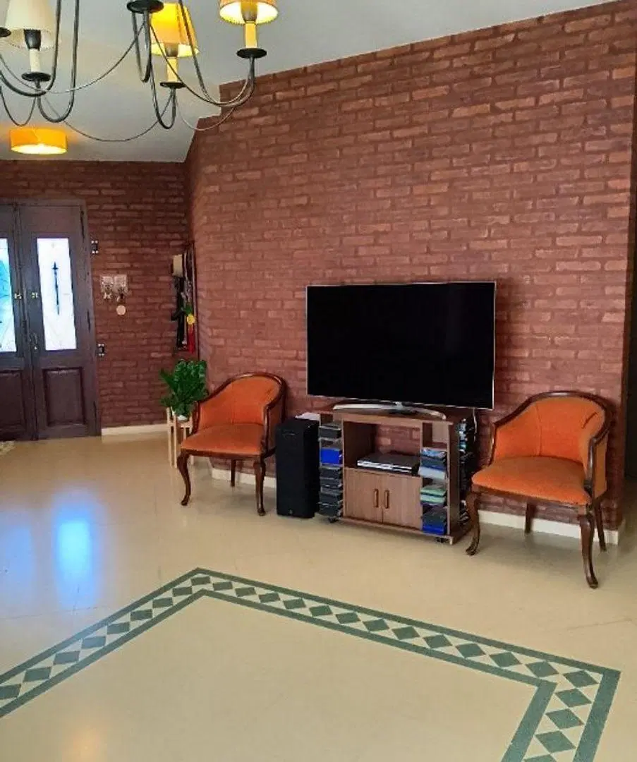 IMPONENTE CHALET EN DOS PLANTAS DE 6 AMBIENTES - CASTELAR NORTE 3