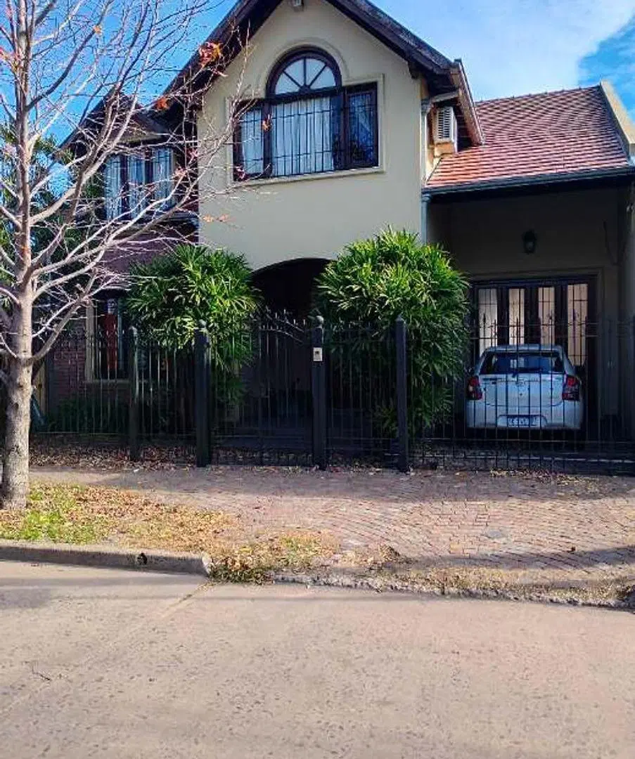 IMPONENTE CHALET EN DOS PLANTAS DE 6 AMBIENTES - CASTELAR NORTE 5