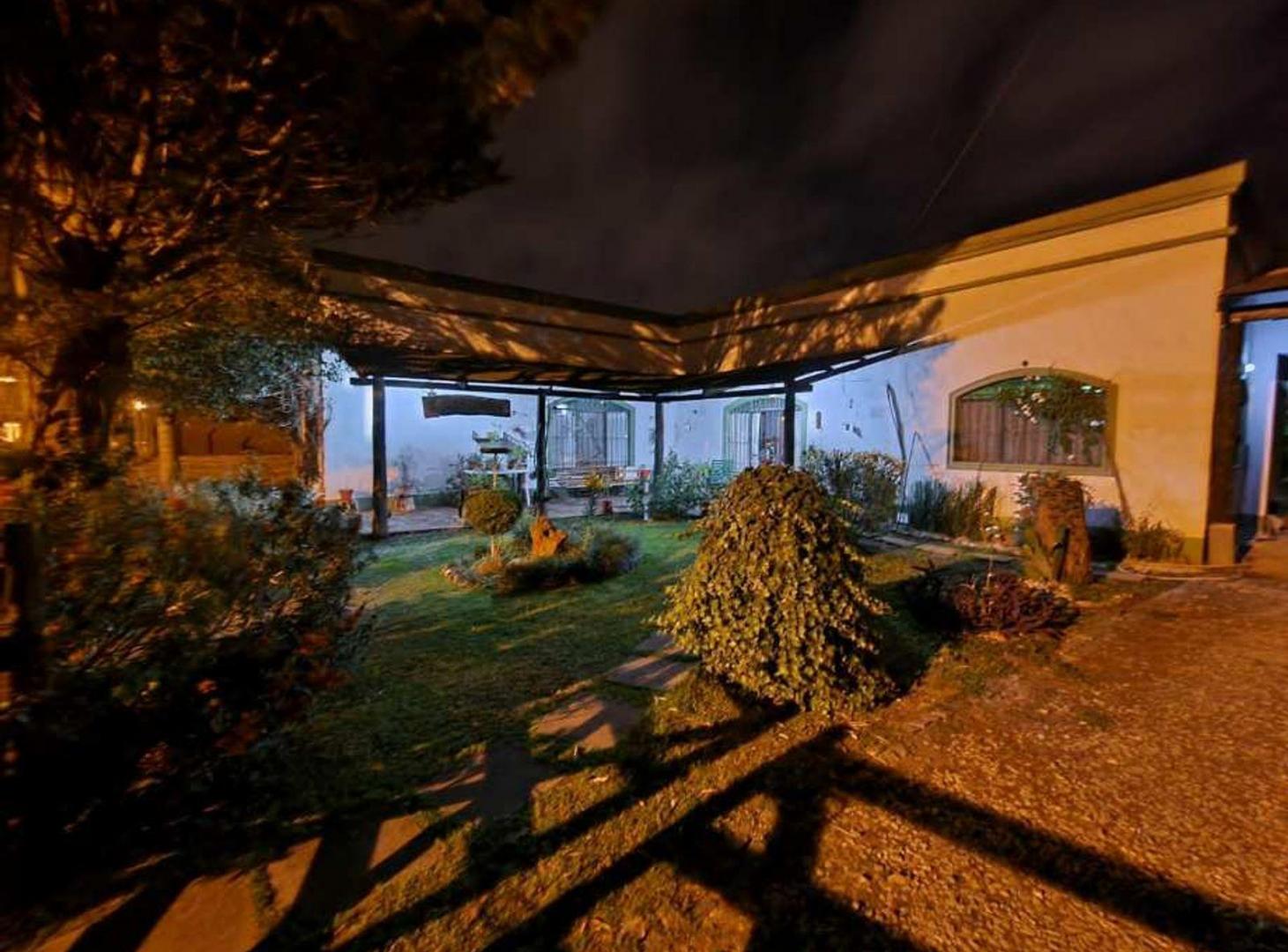 CASA QUINTA DE 3 AMBIENTES EN LOTE DE 1500 MTS2 -BRANDSEN