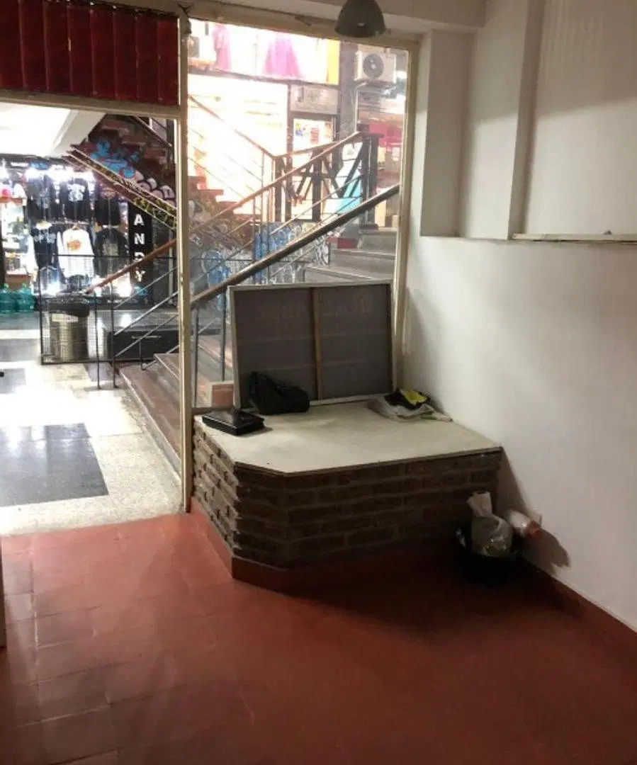 LOCAL COMERCIAL EN GALERIA PASEO EN VENTA - MORON CENTRO 2