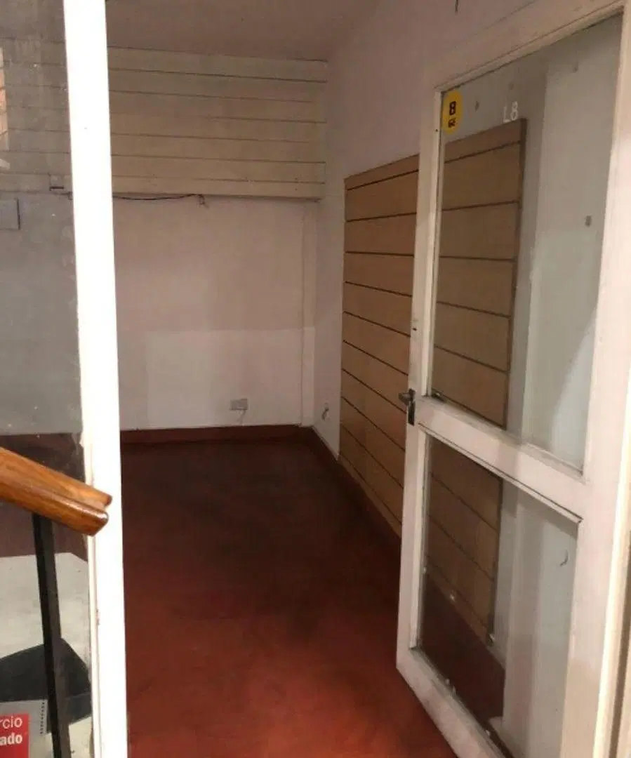 LOCAL COMERCIAL EN GALERIA PASEO EN VENTA - MORON CENTRO 1