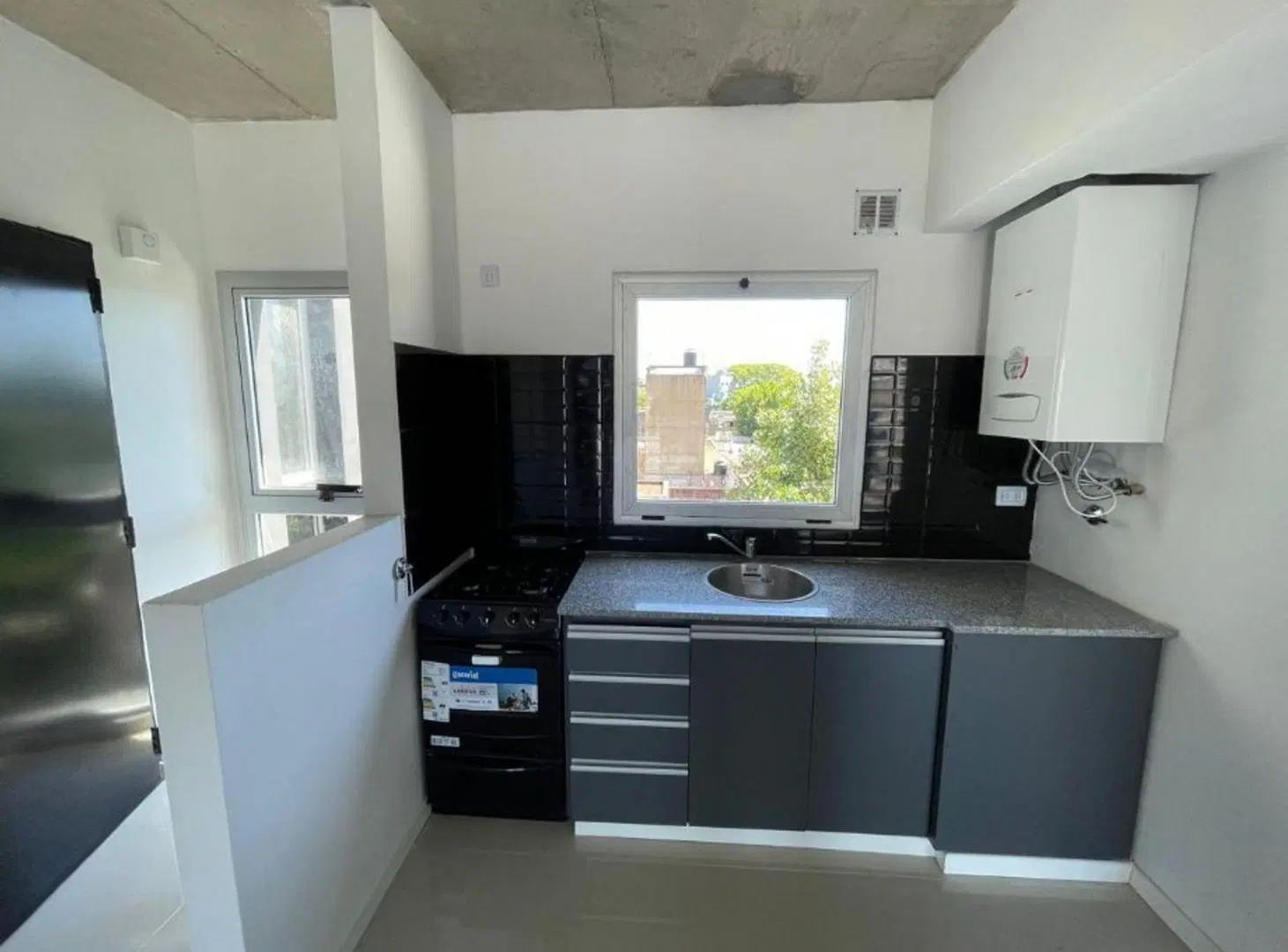 DEPARTAMENTOS DE 2 AMBIENTES C/ BALCON - COCHERAS OPCIONALES - 4