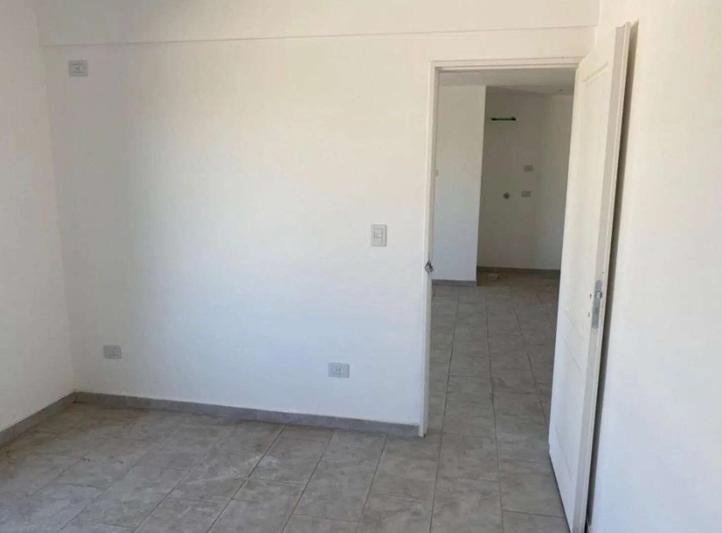DEPARTAMENTO DE 2 AMBIENTES EN PLANTA BAJA CON COCHERA DESCUBIERTA 2