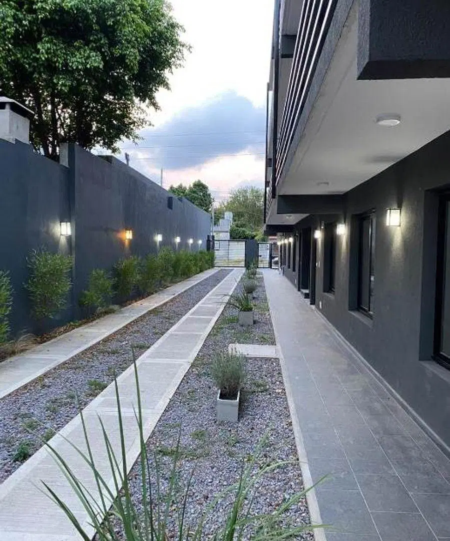 DEPARTAMENTO DE 2 AMBIENTES EN PLANTA BAJA CON COCHERA DESCUBIERTA 3