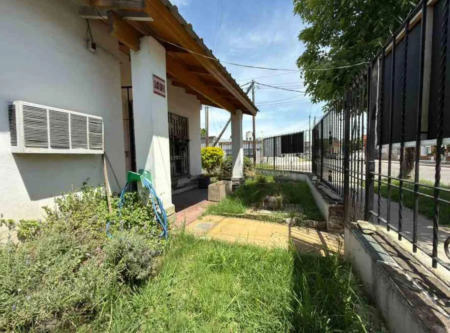 CHALET DE 6 AMBIENTES EN ESQUINA 2