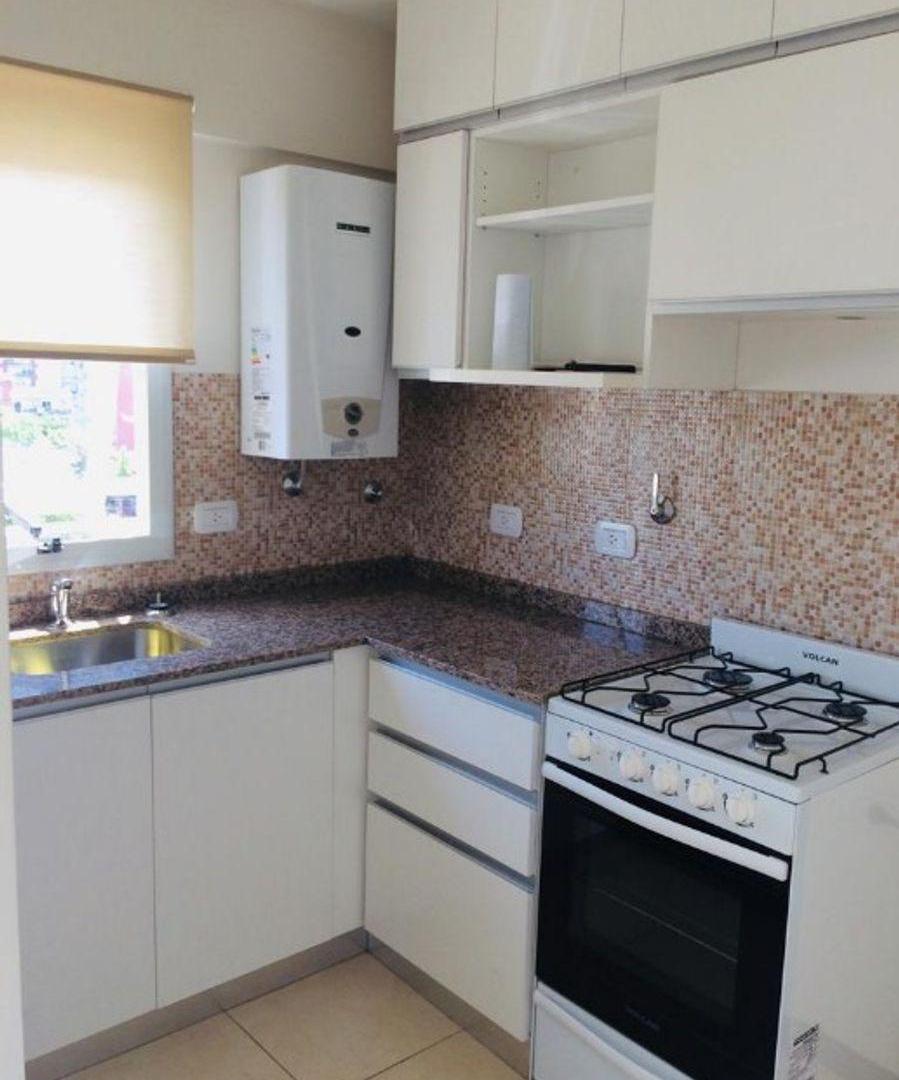 Foto de DEPARTAMENTO DE 2 AMBIENTES CON COCHERA EN VENTA - MORON CENTRO, imagen 2