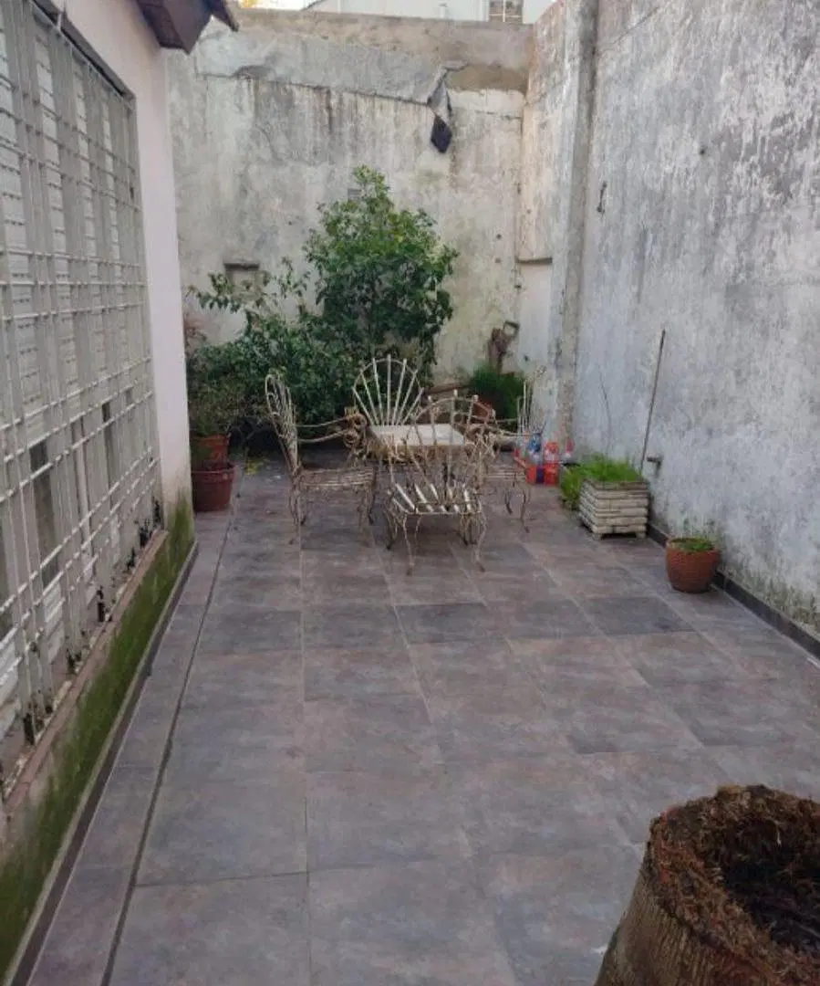 CASA EN VENTA IDEAL PARA 2 FAMILIAS -MORON 2