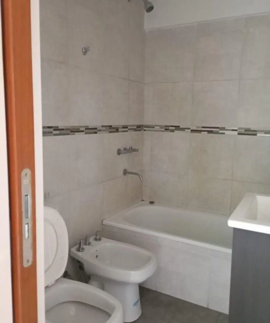 DEPARTAMENTO DE 2 AMBIENTES CON COCHERA + BAULERA EN MORON A LA VENTA 1