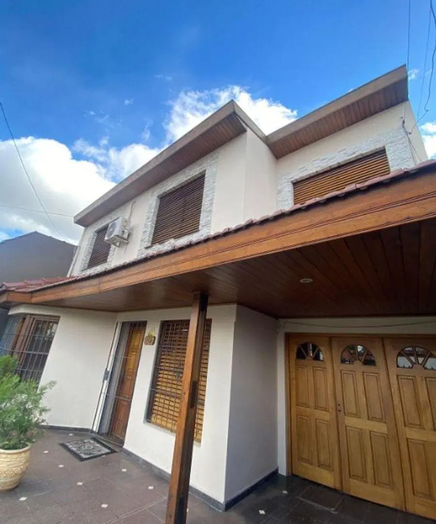 CASA DE 4 AMBIENTES EN EXCELENTE ESTADO-MORON 4