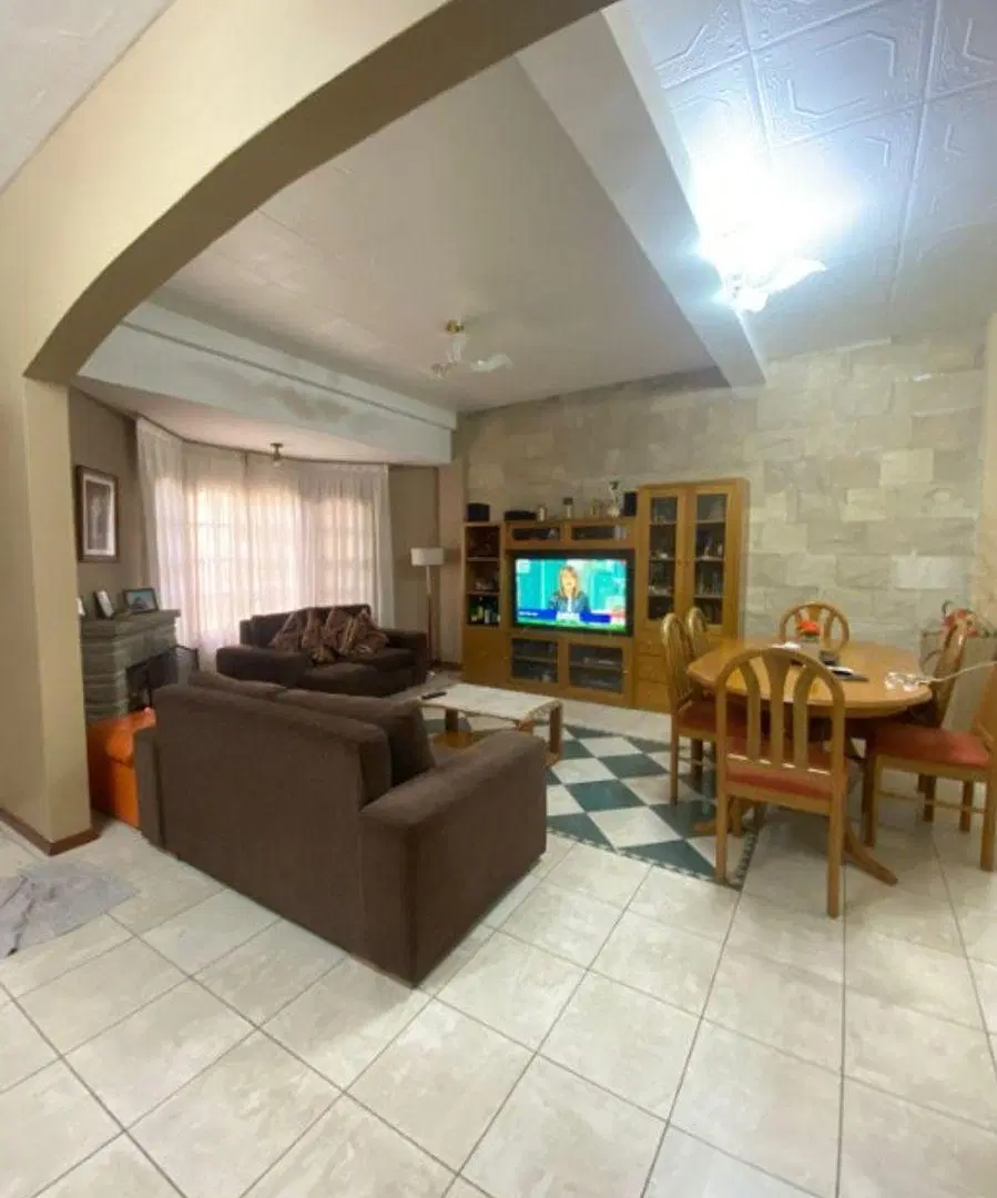 CASA DE 4 AMBIENTES EN EXCELENTE ESTADO-MORON 8