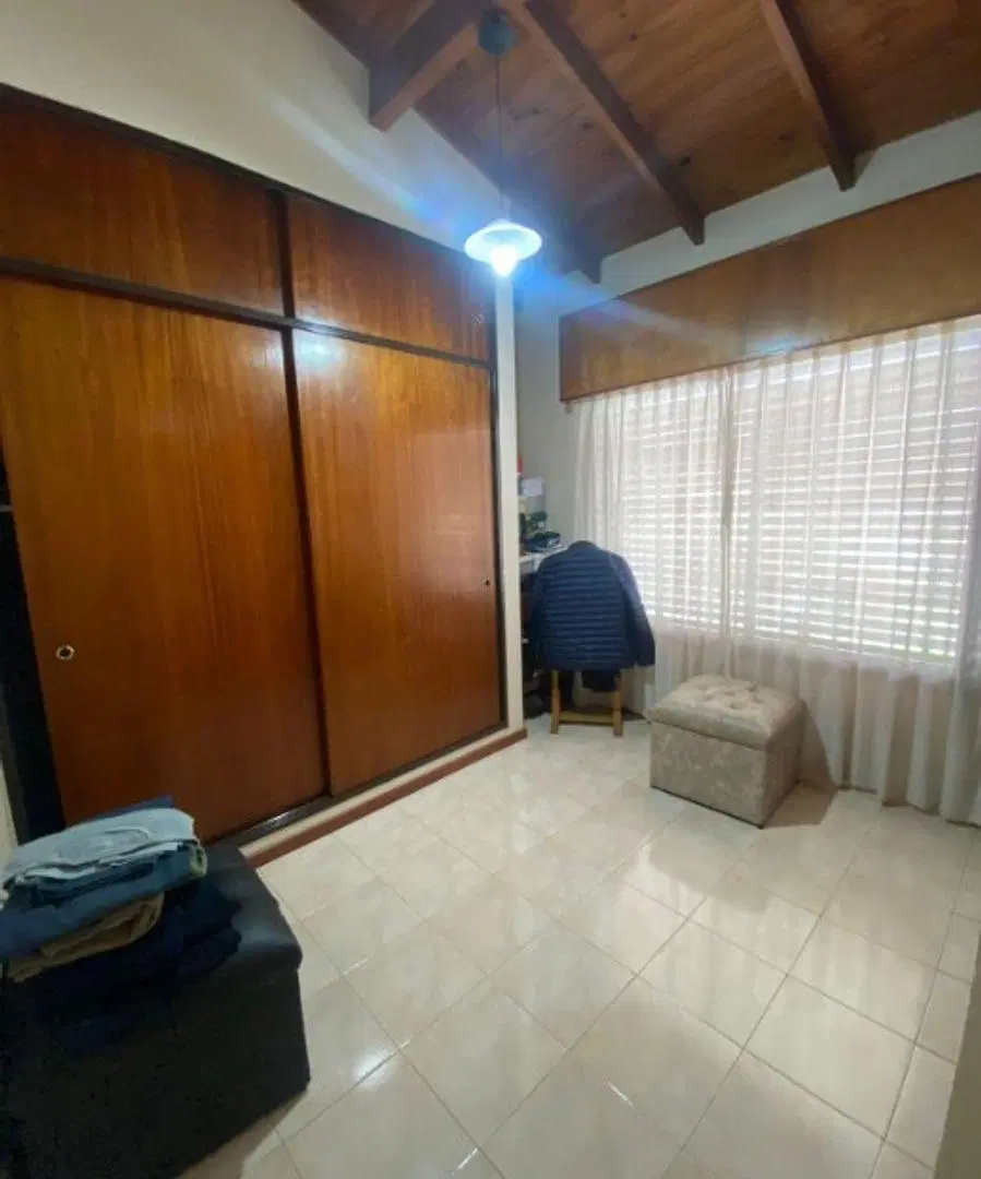CASA DE 4 AMBIENTES EN EXCELENTE ESTADO-MORON 5