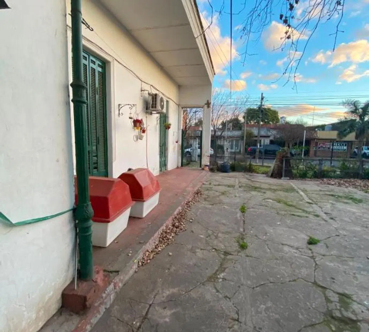 SE VENDEN 2 CASAS DE 3 AMBIENTES EN MORON 1