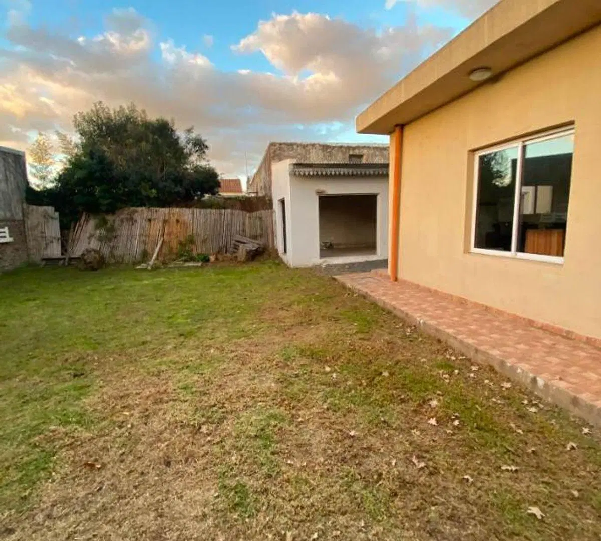 SE VENDEN 2 CASAS DE 3 AMBIENTES EN MORON 8
