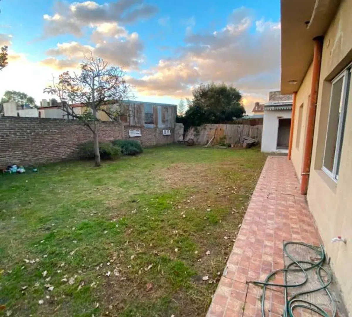 SE VENDEN 2 CASAS DE 3 AMBIENTES EN MORON 2