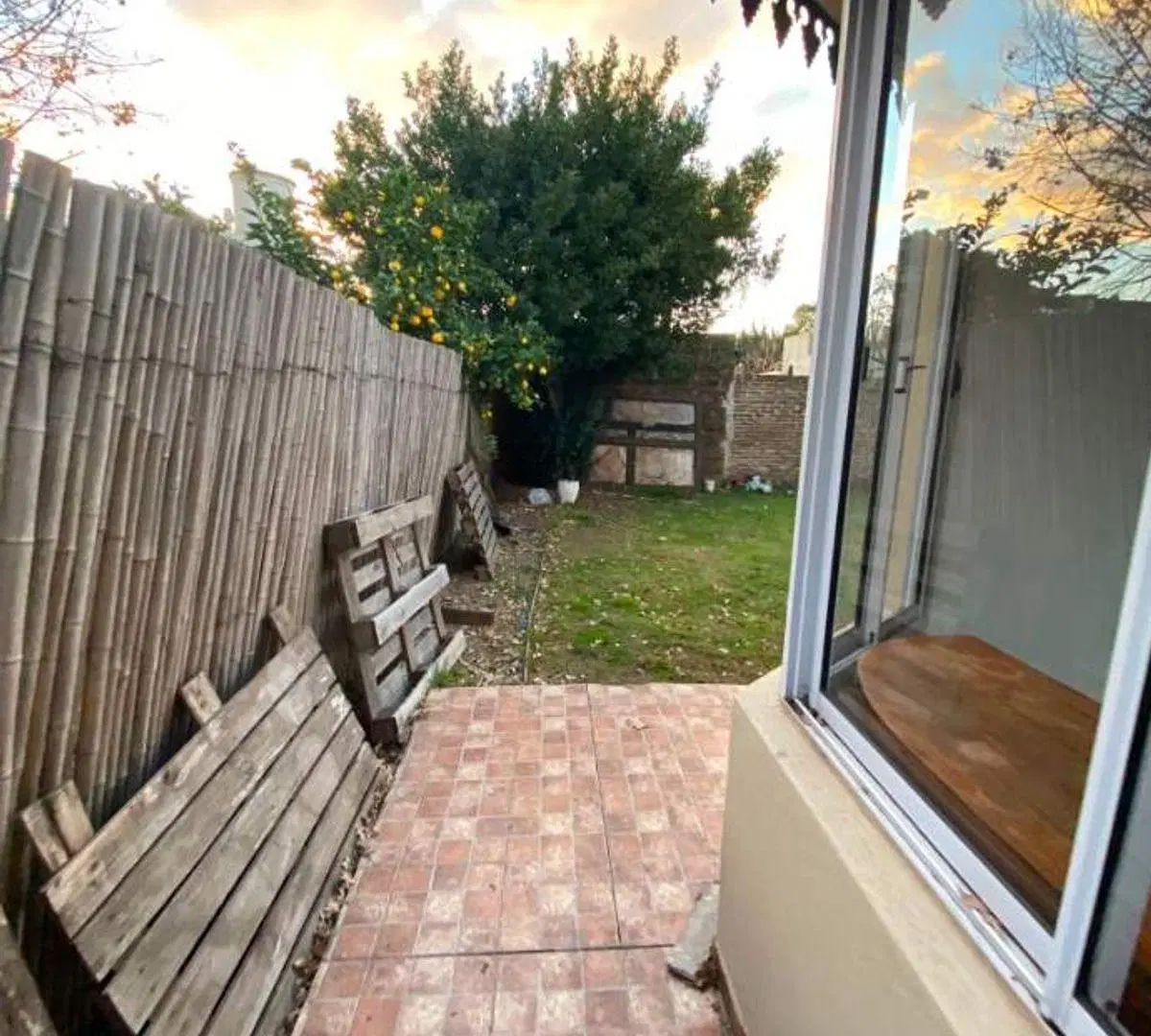 SE VENDEN 2 CASAS DE 3 AMBIENTES EN MORON 5