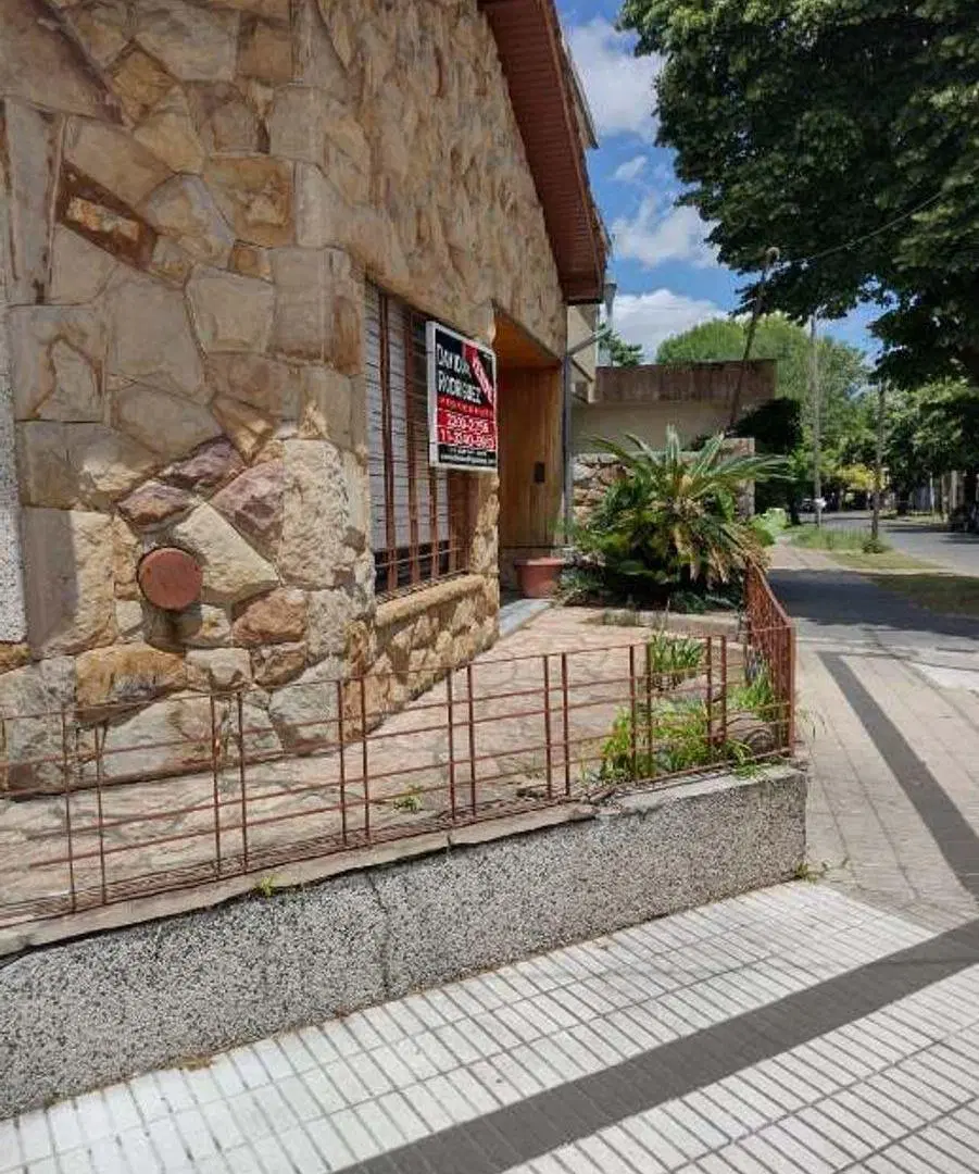 - CHALET SOBRE ESQUINA -MORON 5