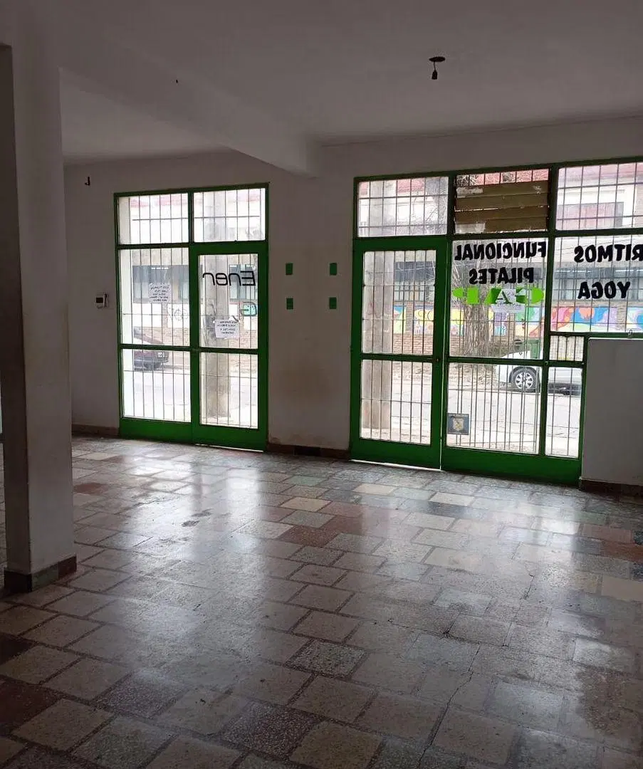 LOCAL COMERCIAL EN ALQUILER - MORON SUR 3