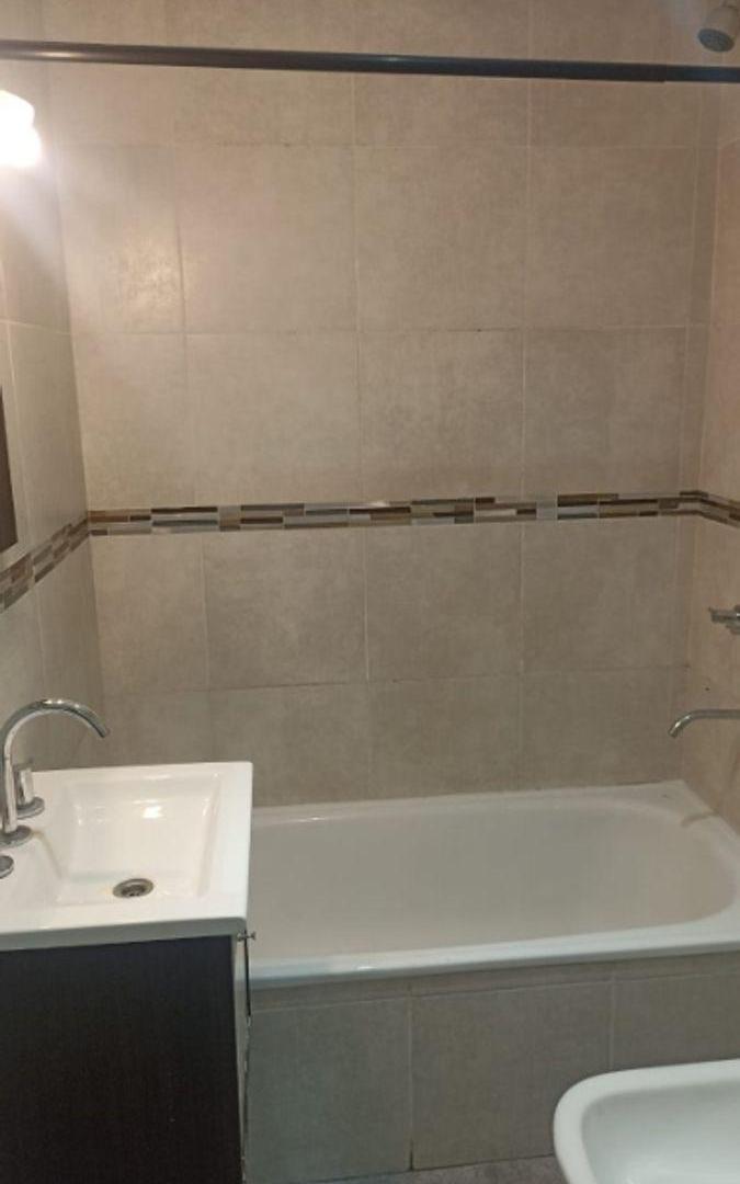 Foto de DEPARTAMENTO DE 2 AMBIENTES CON DISPOSICION AL FRENTE EN ALQUILER-, imagen 2