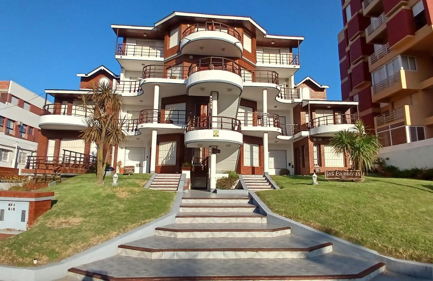Alquiler temporario - Amplio Duplex - Av. 1 e/105 y 107 - EDIF. PALMERAS VII - Villa Gesell