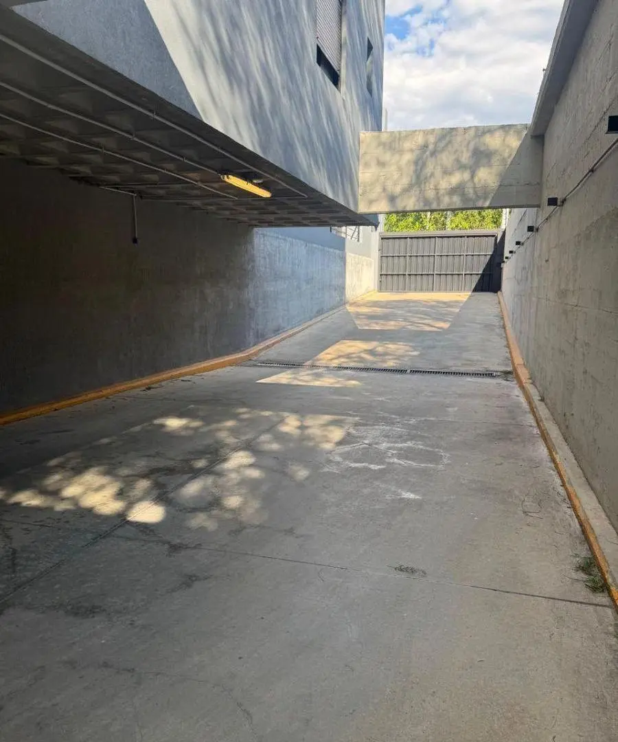 COCHERA CUBIERTA CON GUARDIA 24 HS CONDOMINIO PRIVADO AKERS 3