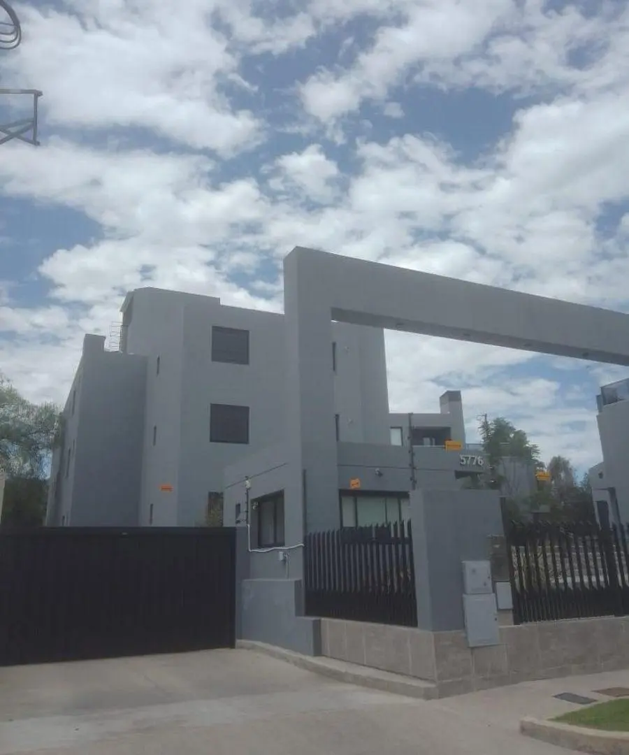 COCHERA CUBIERTA CON GUARDIA 24 HS CONDOMINIO PRIVADO AKERS 1