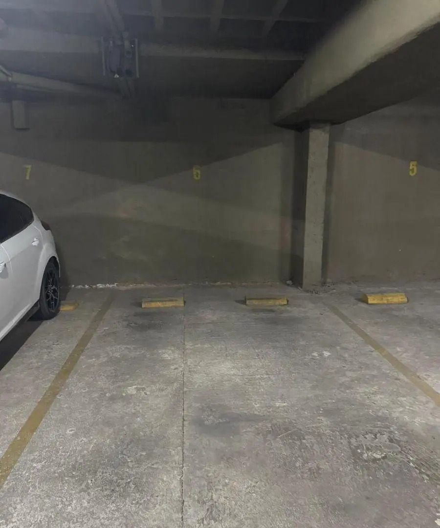 EN VENTA COCHERA CUBIERTA EN SUBSUELO CON PORTON AUTOMATIZADO EN ALTA CORDOBA. EDIFICIO CON ASCENSOR 5